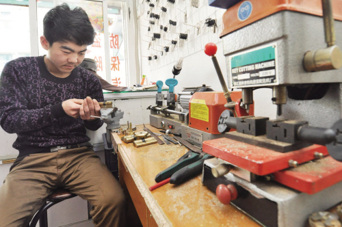坡妹镇开锁店为啥“牛号”频现 听开锁师傅讲什么锁最防盗