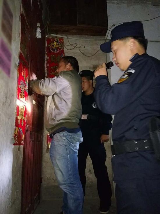 坡妹镇粗心妈妈误将幼女锁家中 民警全城寻开锁师傅开门