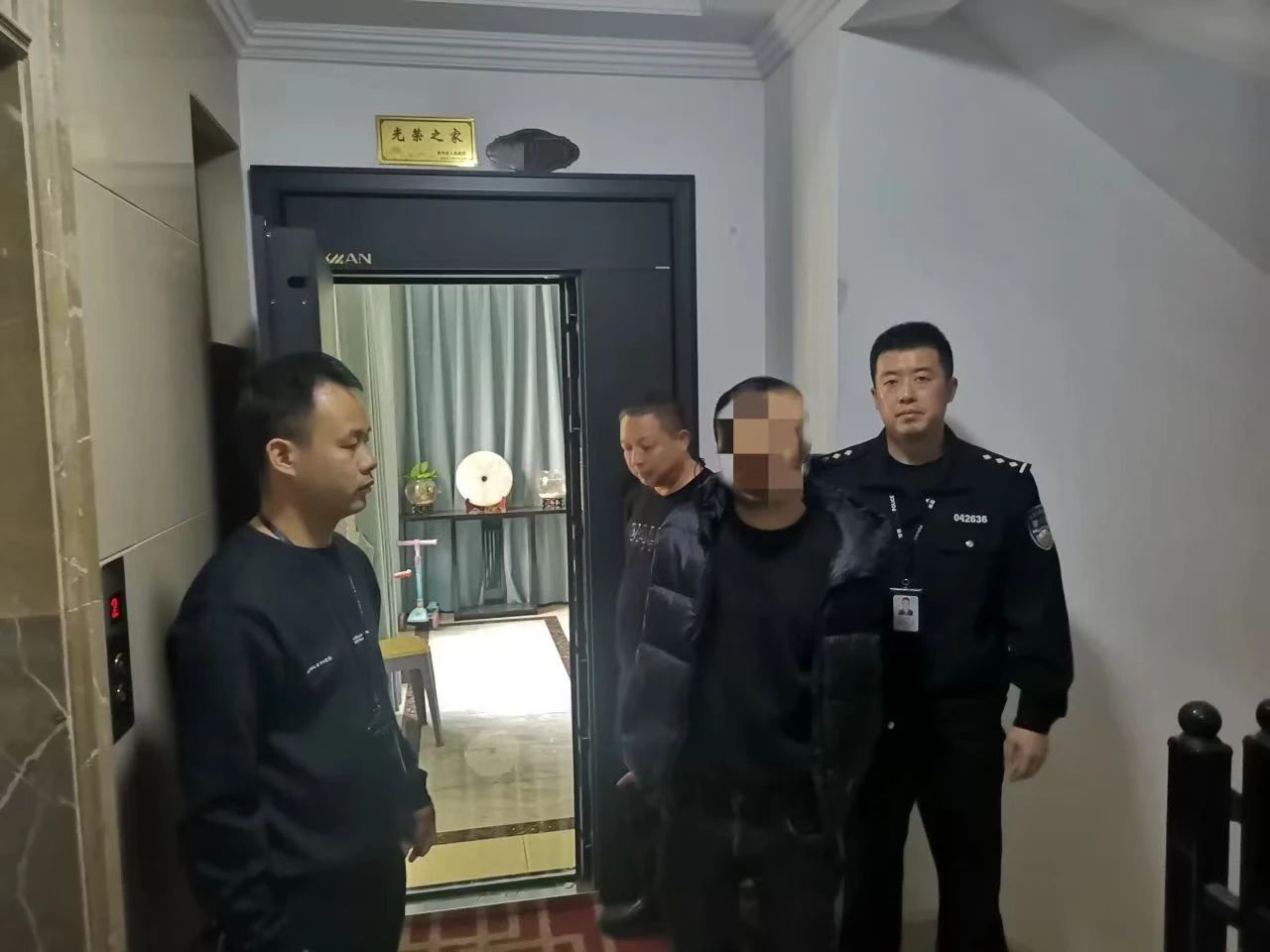 坡妹镇全副伪装仍被识别！双龙公安成功抓获一名撬锁盗窃嫌疑人